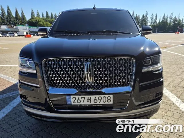 Lincoln Navigator — Фото автомобиля 2