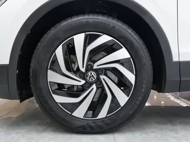 Volkswagen Tiguan L — Фото автомобиля 5