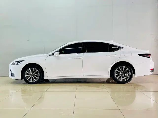 Lexus ES — Фото автомобиля 5