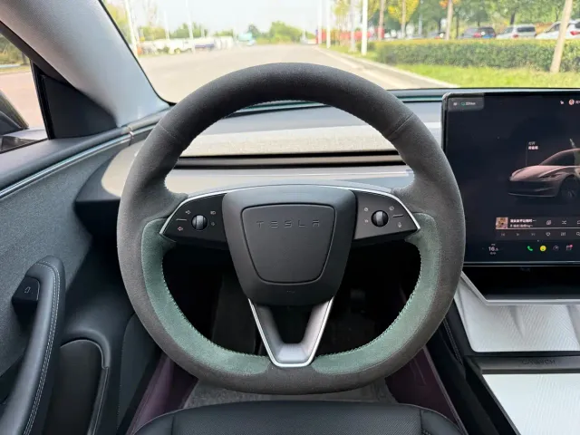 Tesla Model 3 — Фото автомобиля 5