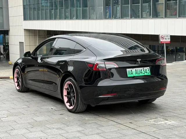 Tesla Model 3 — Фото автомобиля 17