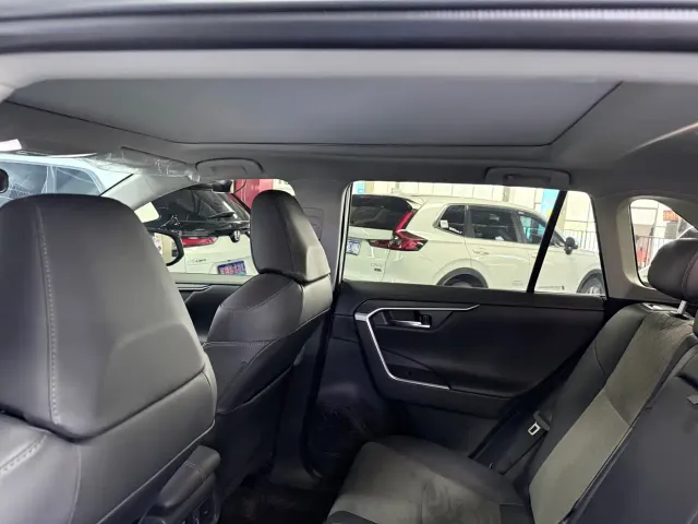 Toyota RAV4 — Фото автомобиля 12