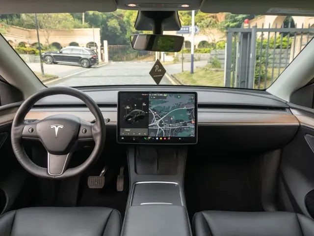 Tesla Model Y — Фото автомобиля 11