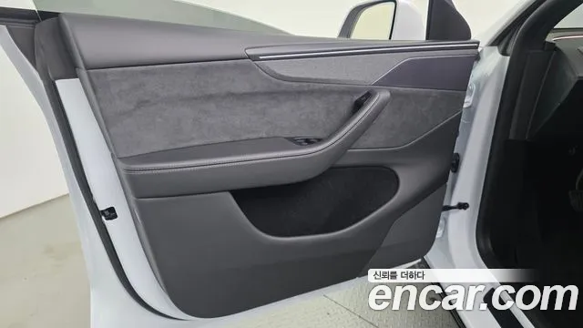 Tesla Model Y — Фото автомобиля 13