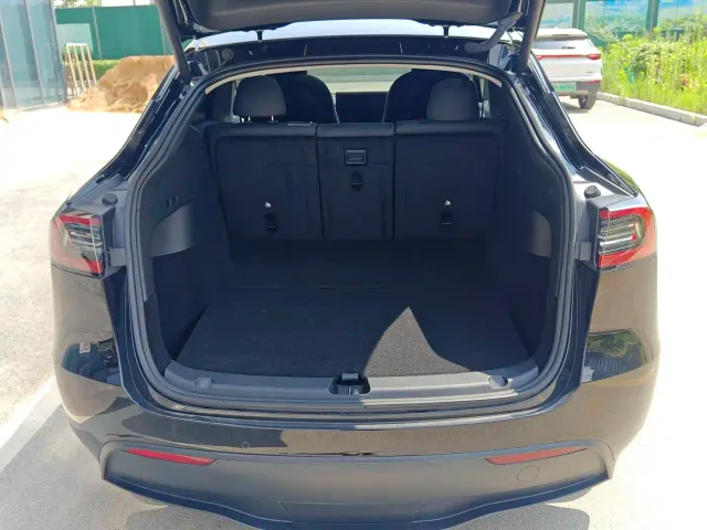Tesla Model Y — Фото автомобиля 14