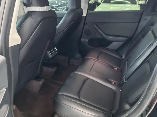 Tesla Model Y — Фото автомобиля 9