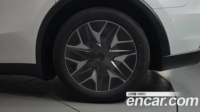 Tesla Model Y — Фото автомобиля 20