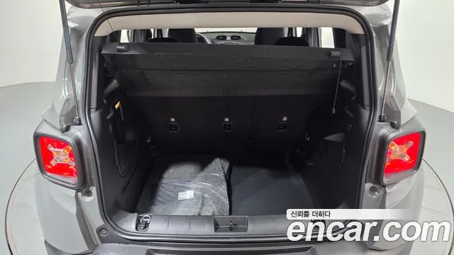 Jeep Renegade — Фото автомобиля 17
