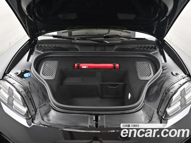Porsche Macan Electric — Фото автомобиля 6