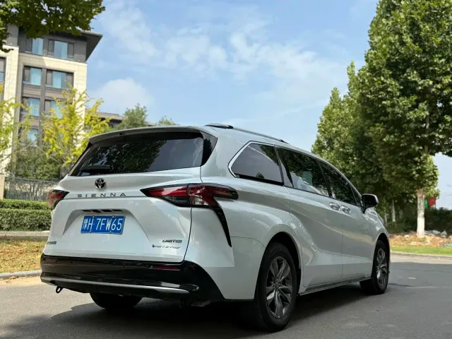 Toyota Sienna — Фото автомобиля 9