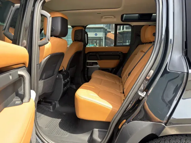 Land Rover Defender — Фото автомобиля 10