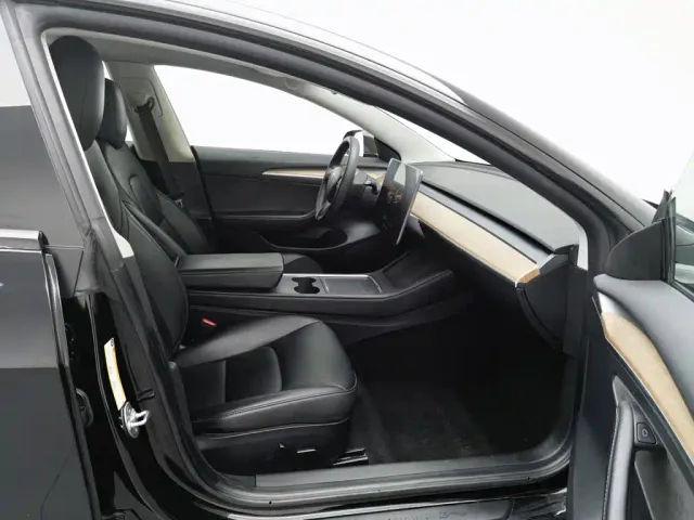Tesla Model 3 — Фото автомобиля 23