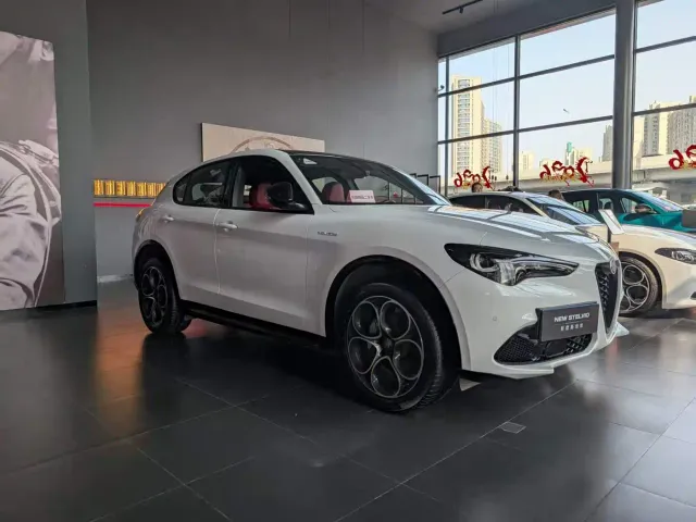 Alfa Romeo Stelvio — Фото автомобиля 2