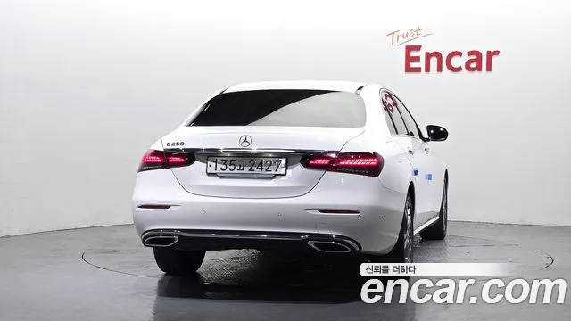 Mercedes-Benz E-Class — Фото автомобиля 4