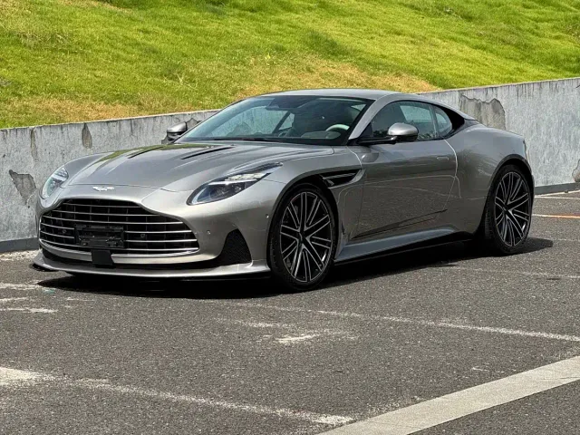 Aston Martin DB12 — Фото автомобиля 5