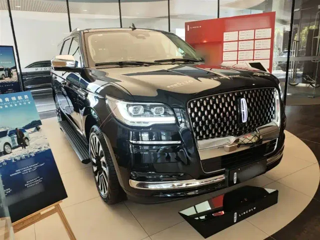 Lincoln Navigator — Фото автомобиля 3