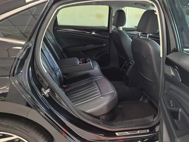 Volkswagen Passat — Фото автомобиля 12