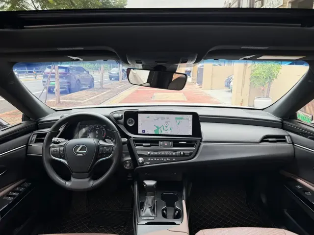 Lexus ES — Фото автомобиля 5