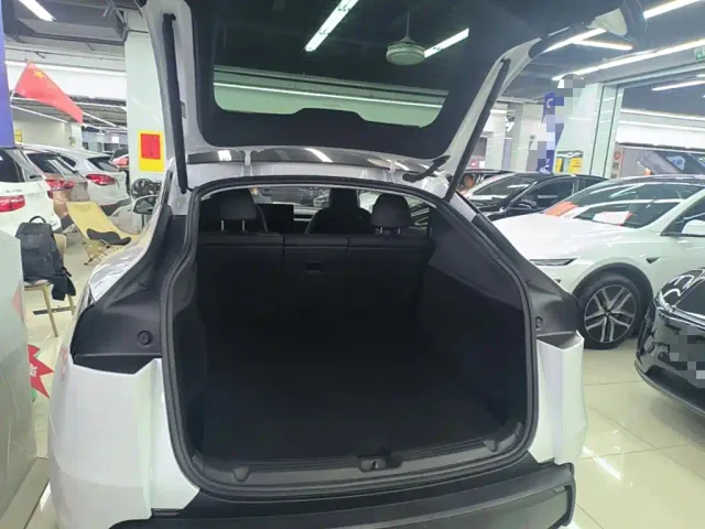 Tesla Model Y — Фото автомобиля 18
