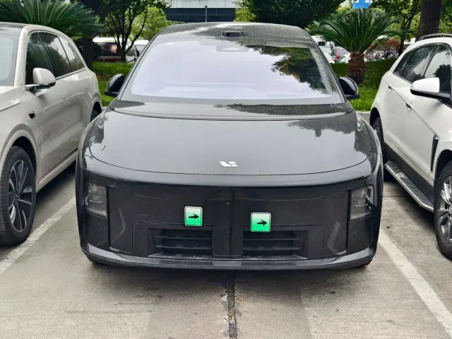 Li Auto i8 — Фото автомобиля 10