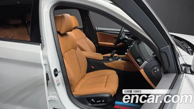 BMW 5 Series G30 — Фото автомобиля 16