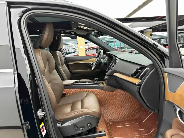 Volvo XC90 — Фото автомобиля 8