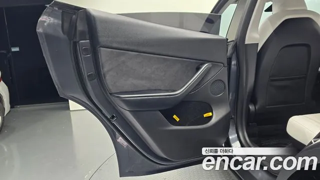 Tesla Model Y — Фото автомобиля 13