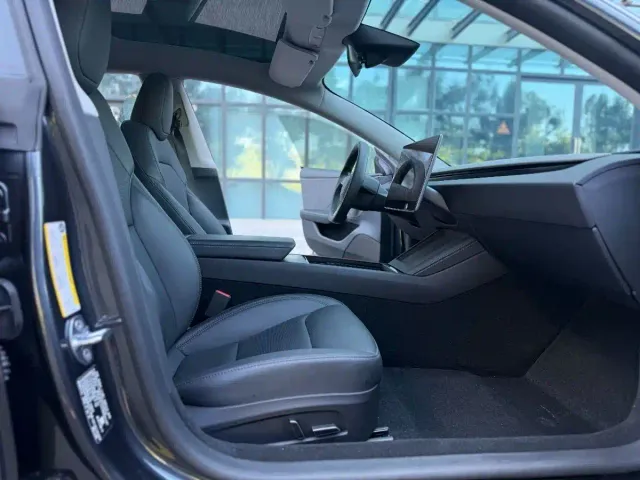 Tesla Model 3 — Фото автомобиля 9