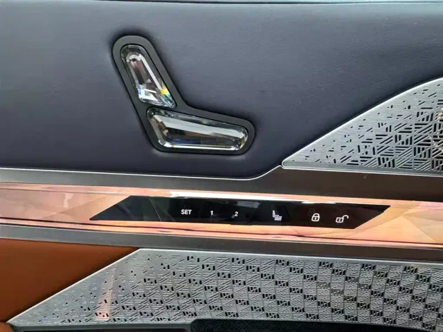 BMW i7 — Фото автомобиля 10