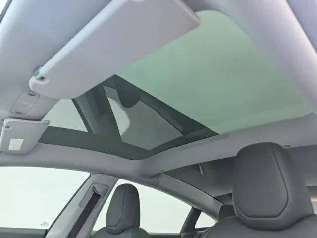 Tesla Model 3 — Фото автомобиля 11