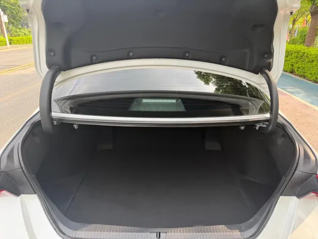 Toyota Avalon 2023 Hybrid 2.5L XLE Premium Edition — Фото автомобиля 8