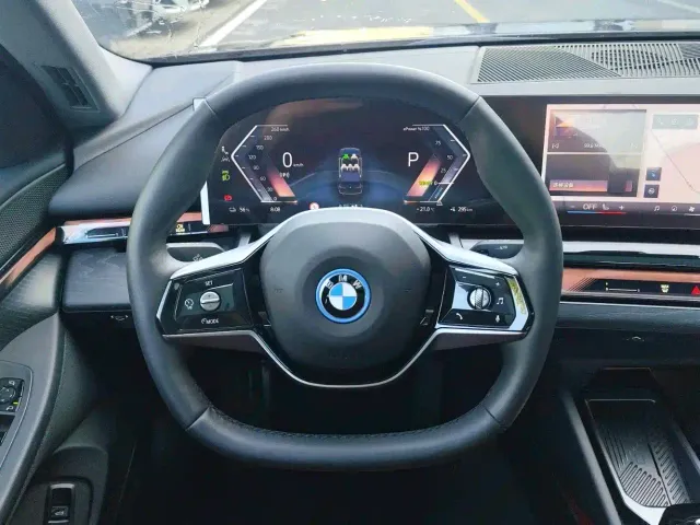 BMW i5 — Фото автомобиля 12