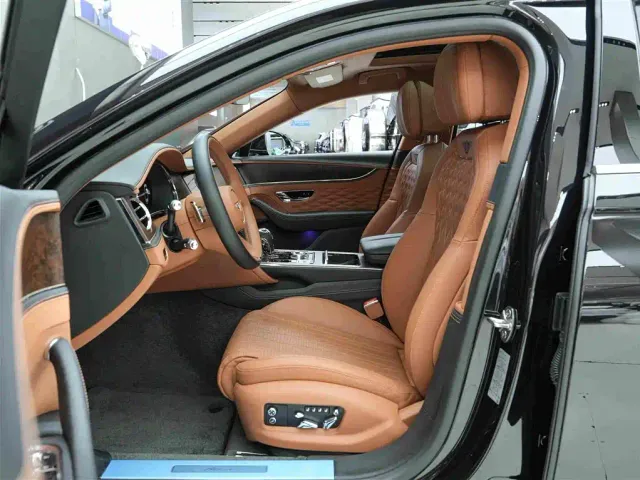 Bentley Flying Spur — Фото автомобиля 12