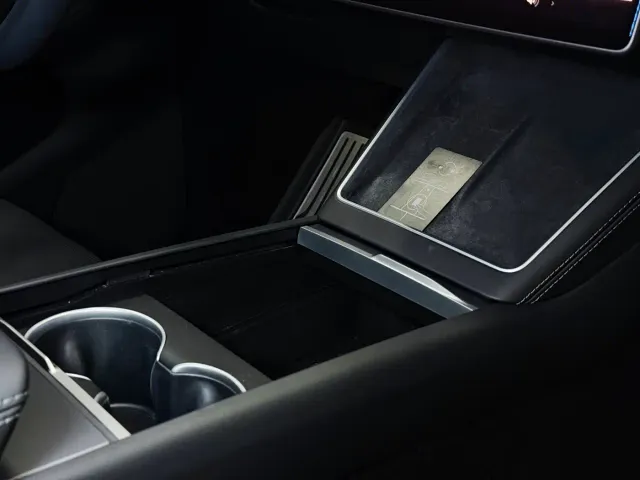 Tesla Model Y — Фото автомобиля 15