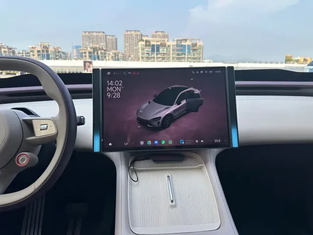 Xiaomi YU7 — Фото автомобиля 8
