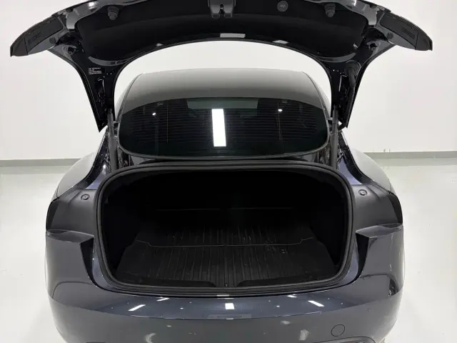 Tesla Model 3 — Фото автомобиля 19