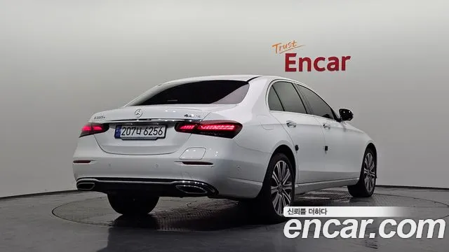 Mercedes-Benz E-Class — Фото автомобиля 2