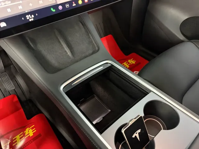 Tesla Model Y — Фото автомобиля 19