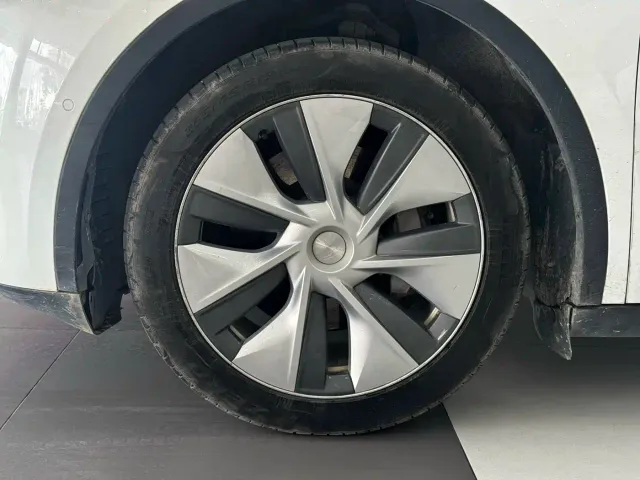 Tesla Model Y — Фото автомобиля 3
