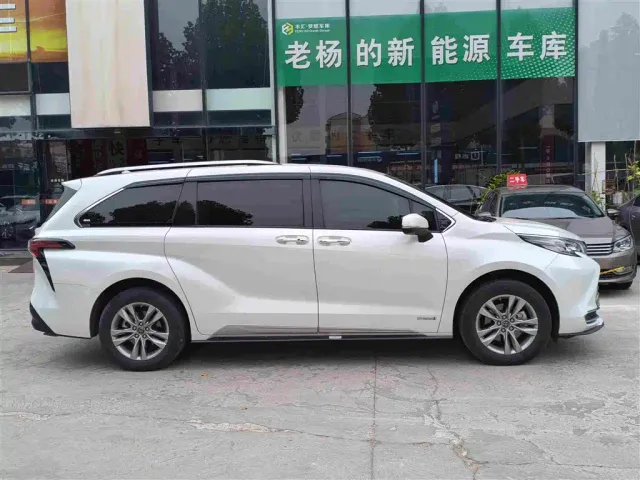 Toyota Sienna — Фото автомобиля 3