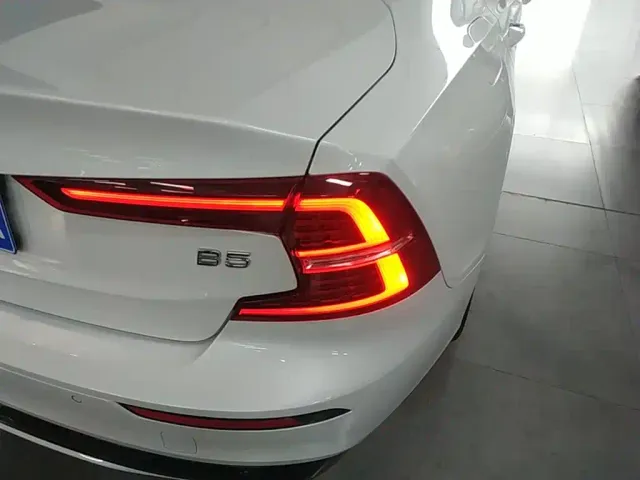 Volvo S60 — Фото автомобиля 7