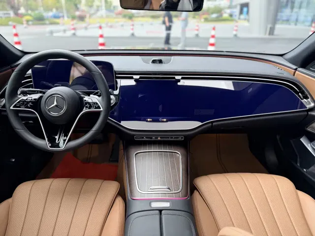 Mercedes-Benz E-Class — Фото автомобиля 12