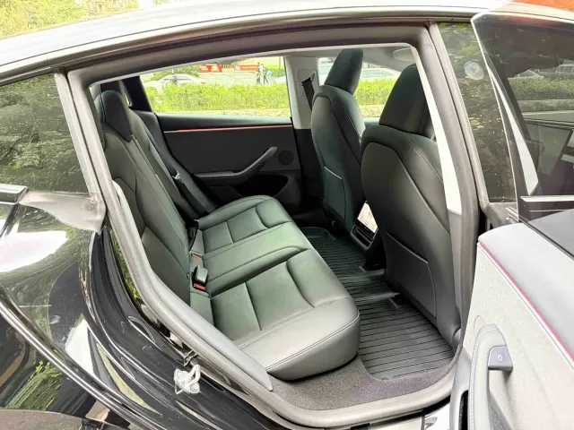 Tesla Model 3 — Фото автомобиля 12