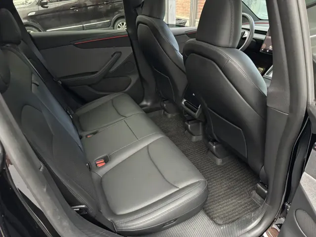 Tesla Model Y — Фото автомобиля 18