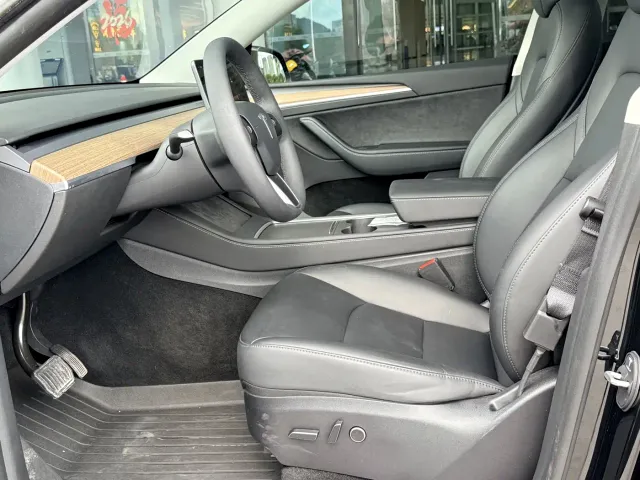 Tesla Model Y — Фото автомобиля 13