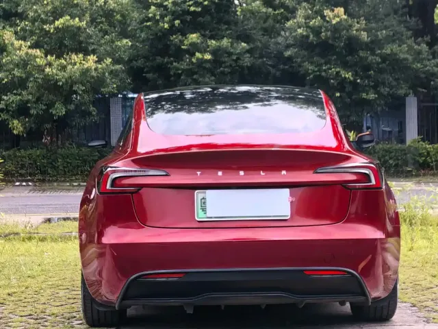 Tesla Model 3 — Фото автомобиля 13