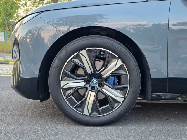 BMW iX — Фото автомобиля 23