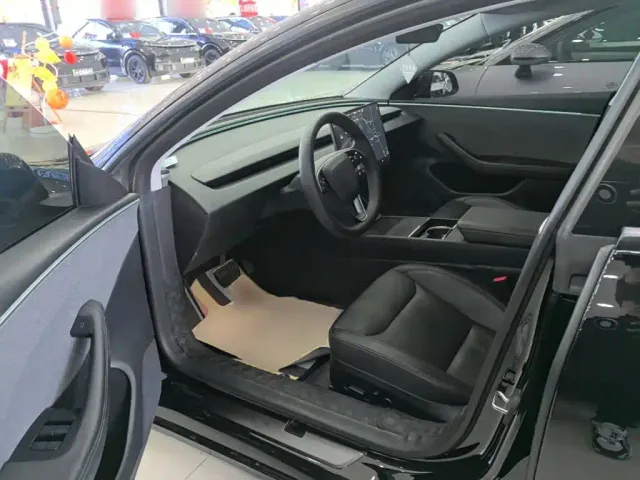 Tesla Model 3 — Фото автомобиля 15