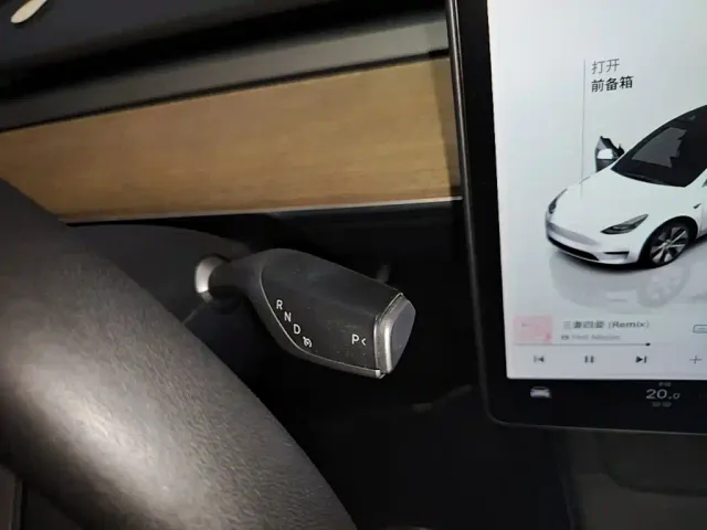 Tesla Model Y — Фото автомобиля 13