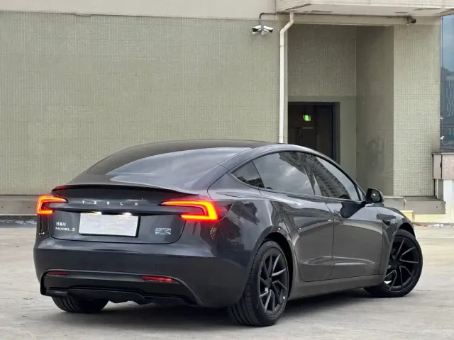 Tesla Model 3 — Фото автомобиля 13